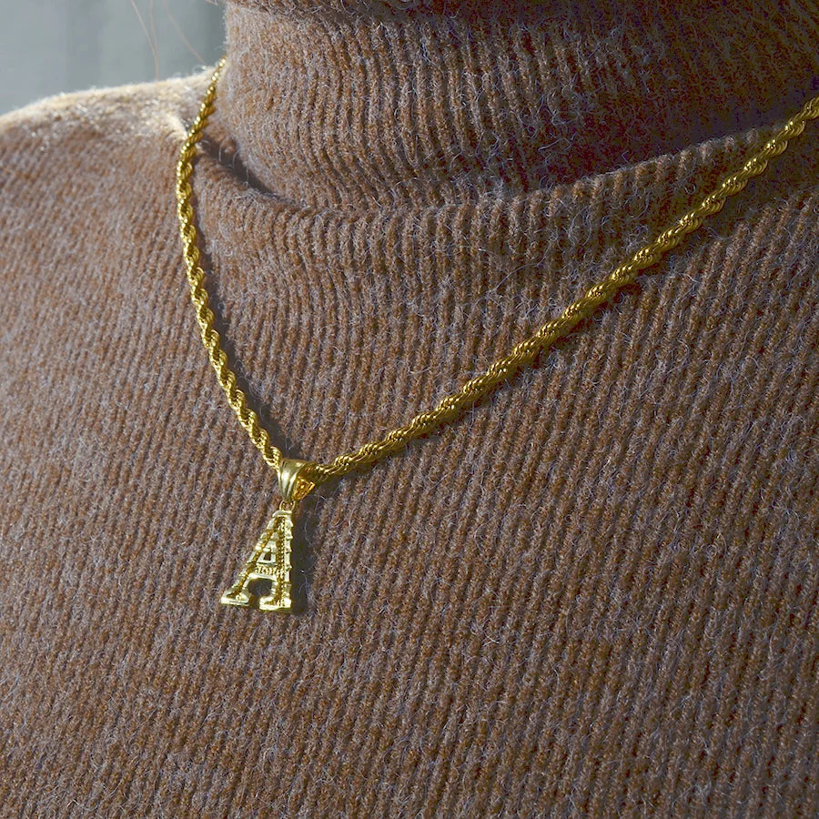 Collier avec une initiale